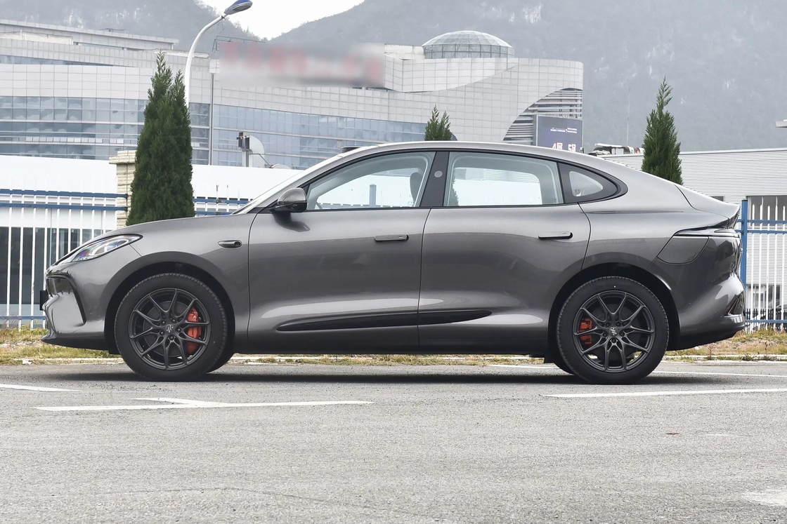 5 zitplaatsen IM Elektrische auto met vierwielaandrijving Zhiji LS6 Middelgrote en grote SUV