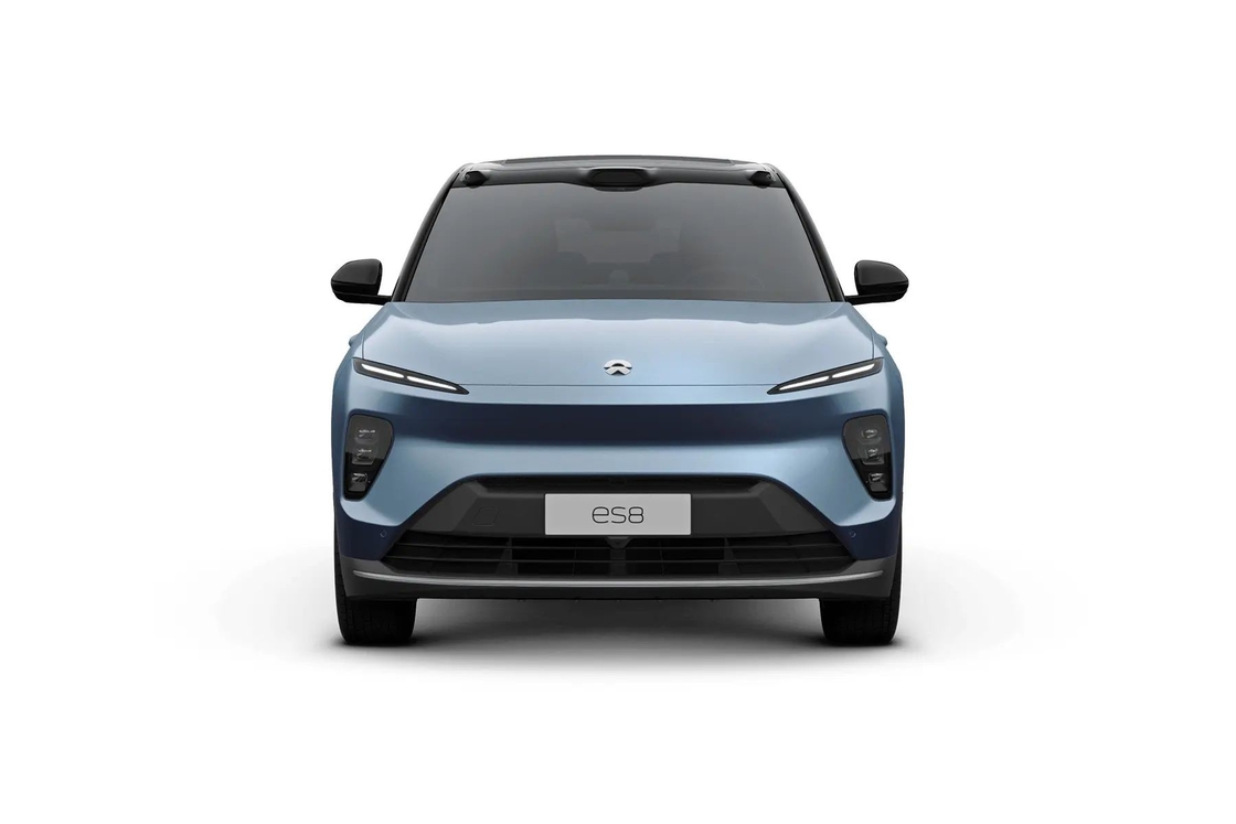 Dual motor NIO ES8 elektrische SUV met vet voorstel en onderscheidende LED koplampen