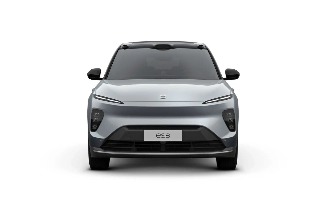 Dual motor NIO ES8 elektrische SUV met vet voorstel en onderscheidende LED koplampen