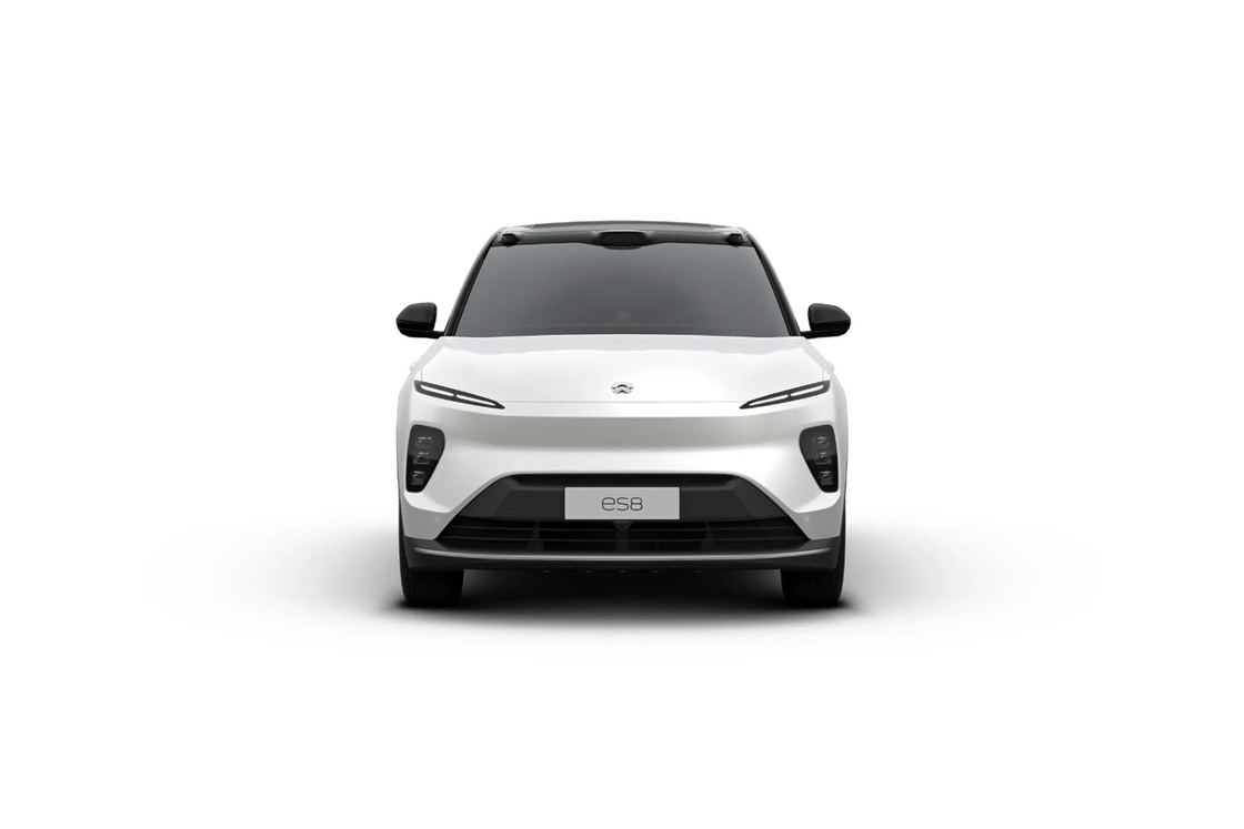 Dual motor NIO ES8 elektrische SUV met vet voorstel en onderscheidende LED koplampen