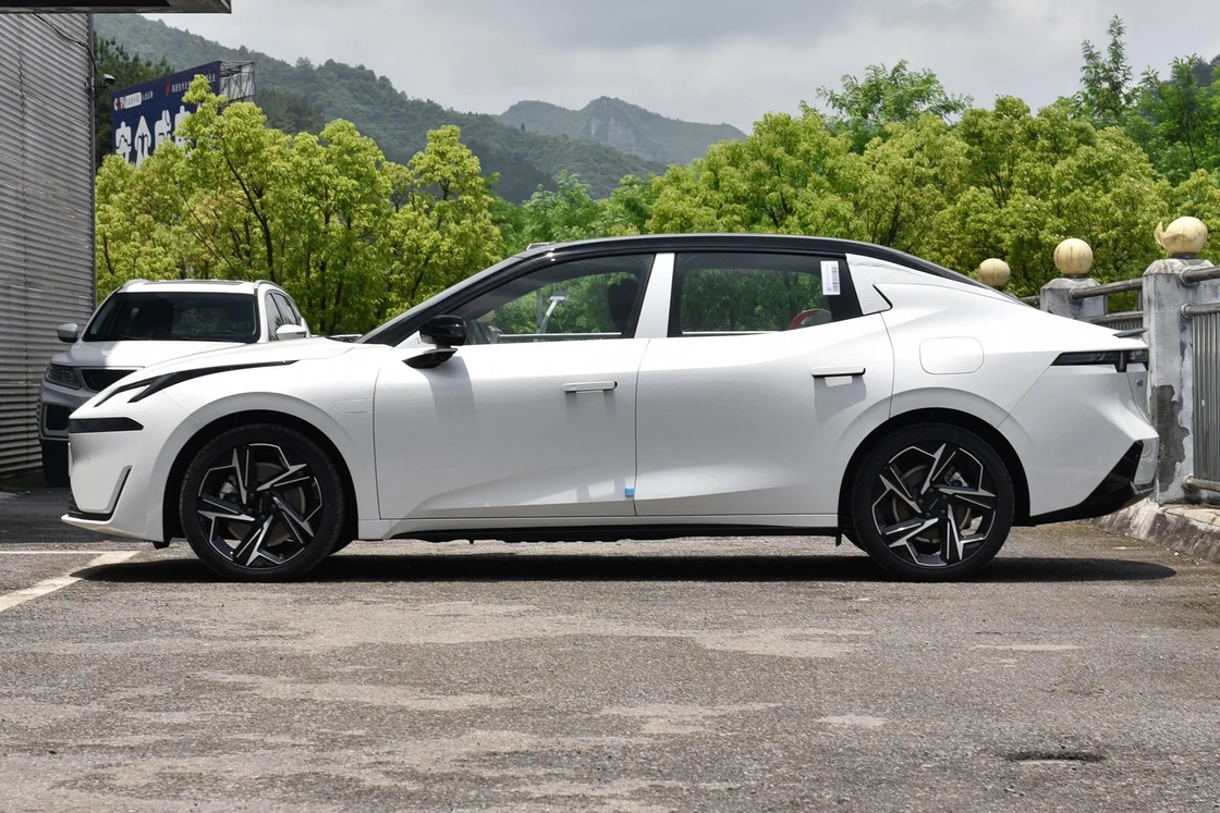 500 km Lynk & Co Full Electric SUV Car Plug In Hybrid Fast Charge 0,45 uur
