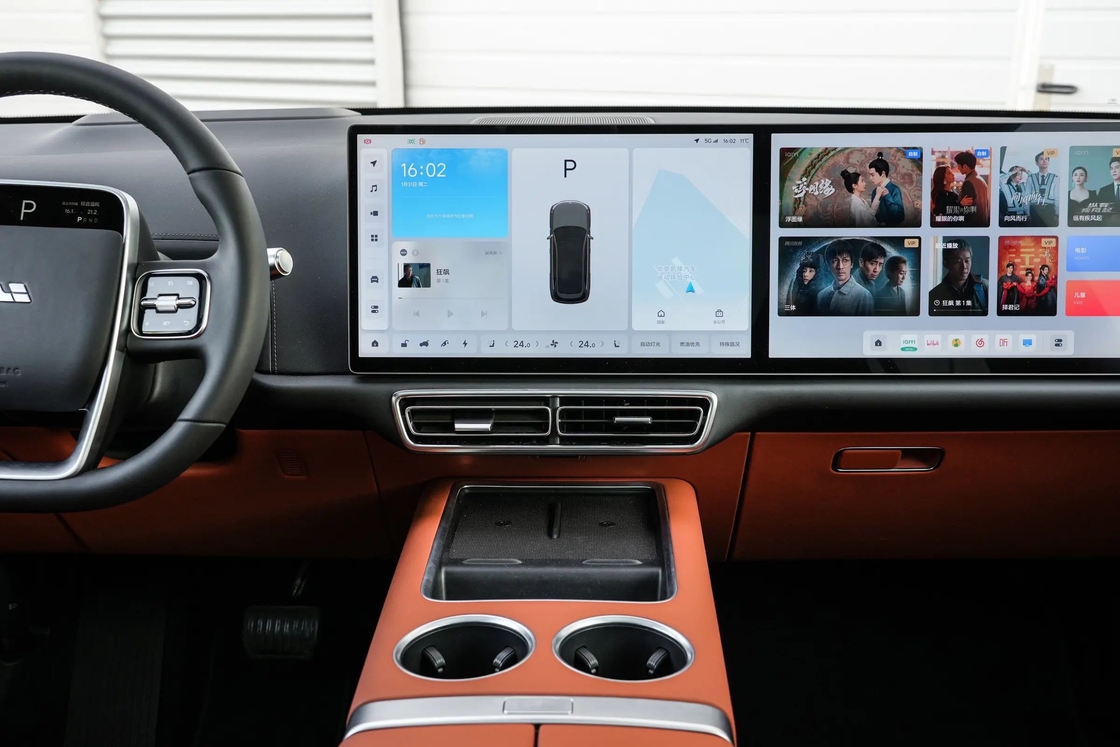 Lixiang Electric Car Ideal L7 met auto koelkast en LCD TV