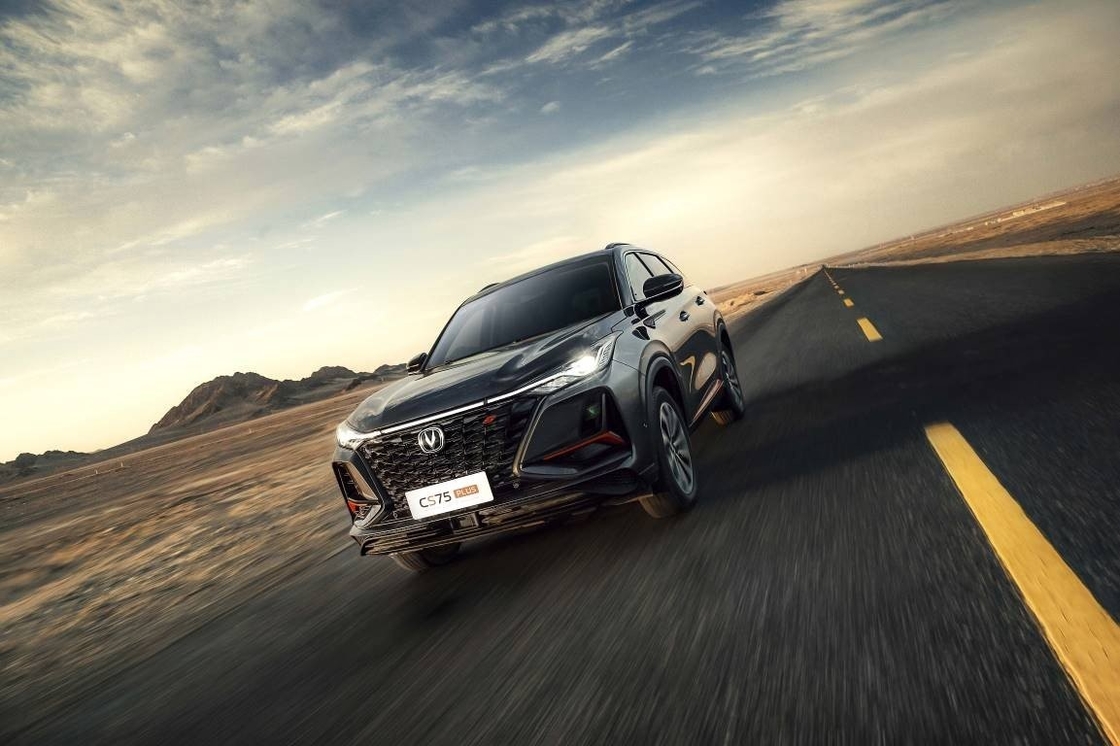 Ervaar het beste van veelzijdigheid en prestaties met Changan benzine auto CS75 Plus