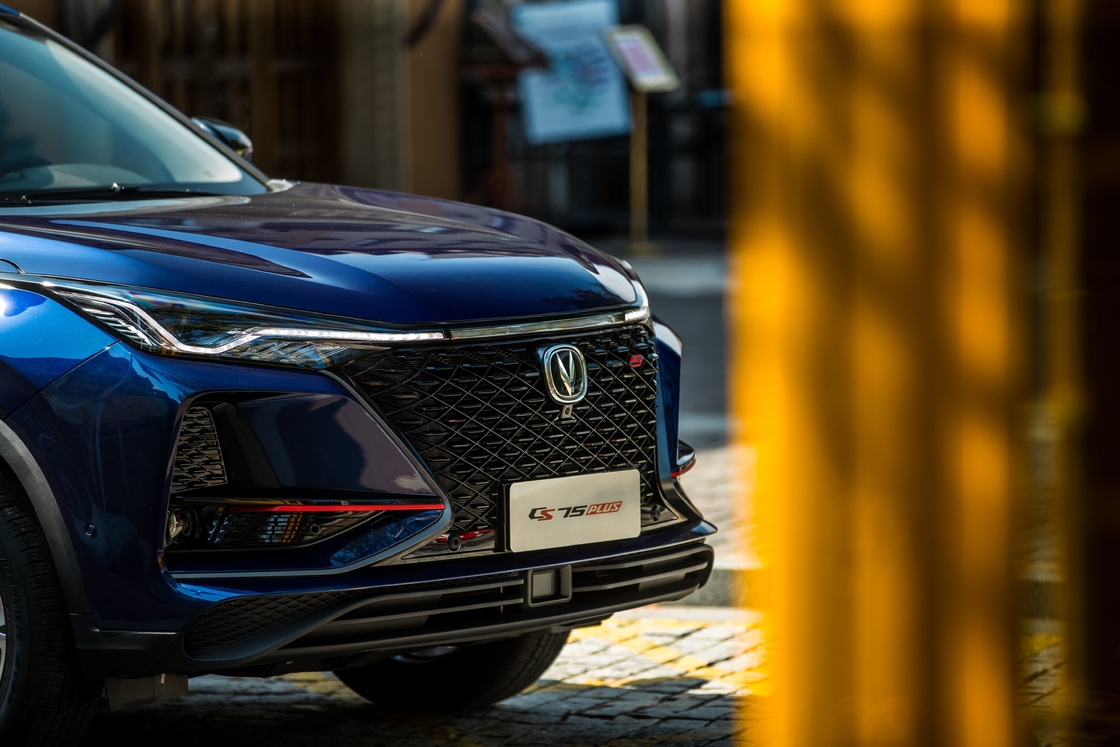 Ervaar het beste van veelzijdigheid en prestaties met Changan benzine auto CS75 Plus